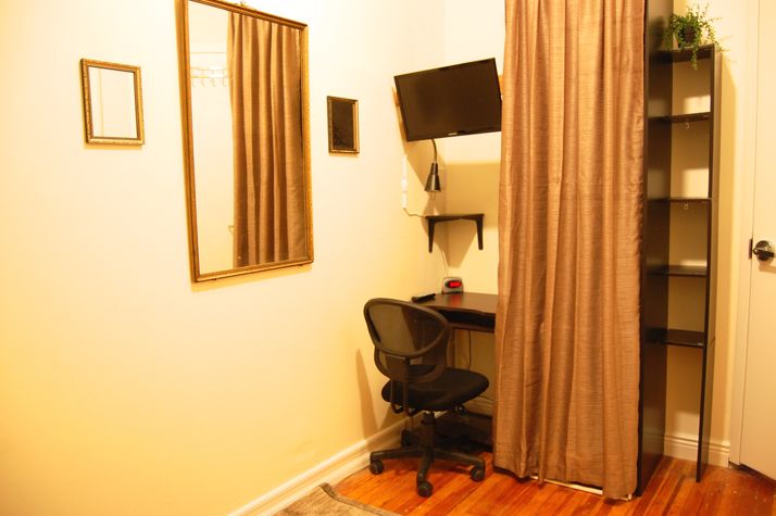 Desk, TV, closet