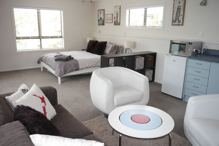 Welcome to a travellers haven! Located down a drive and apart from the main house, let this beautiful, sun filled private studio on the slopes of Mt Albert be your home away from home.
