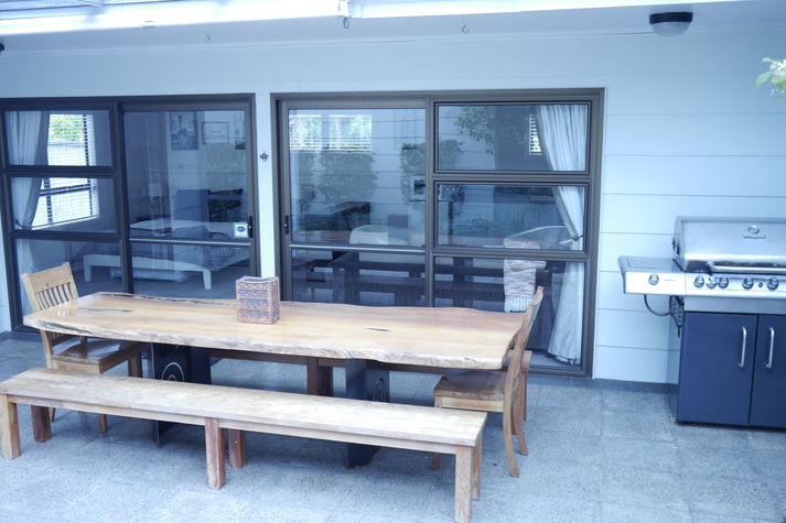 The outdoor living in the studio is fantastic. This Matai table is perfect for meals & you have full access to the BBQ.