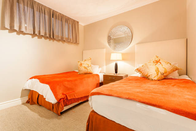 The guest bedroom with 2 cosy single beds