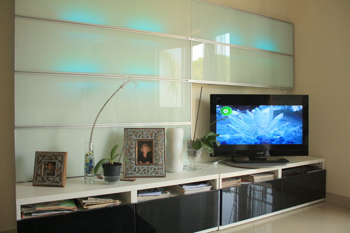 Flat Tv and color panel