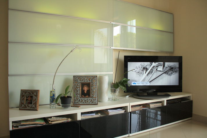 Flat Tv and color panel