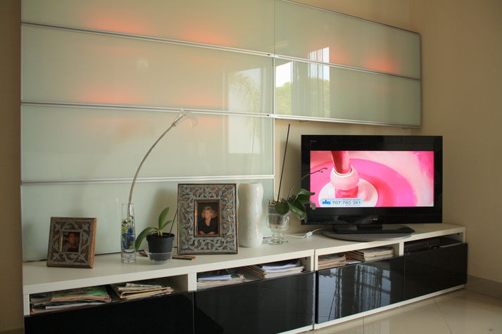 Flat Tv and color panel