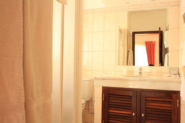 Suite 1bathroom