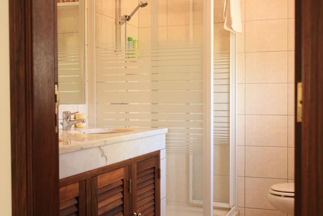 Suite 2 bathroom