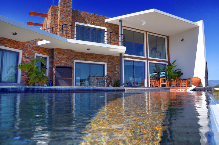Heated swimming-pool "infinity" 
Casa Serenity has a large plot of 2 300m2. The garden area is very private and is not overlooked by neighbouring plots. All bedrooms open out to the large terraces via glass sliding doors. The villa is ideal for ouitside l