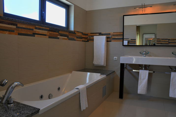 Bathroom
All bedrooms are en-suite with either bathroom or shower room.