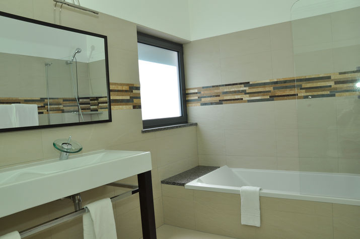 Bathroom
All bedrooms are en-suite with either bathroom or shower room.