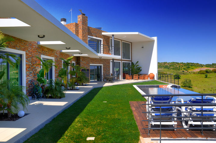 Lounge area and swimming-pool 
Casa Serenity has a large plot of 2 300m2. The garden area is very private and is not overlooked by neighbouring plots. All bedrooms open out to the large terraces via glass sliding doors. The villa is ideal for ouitside liv