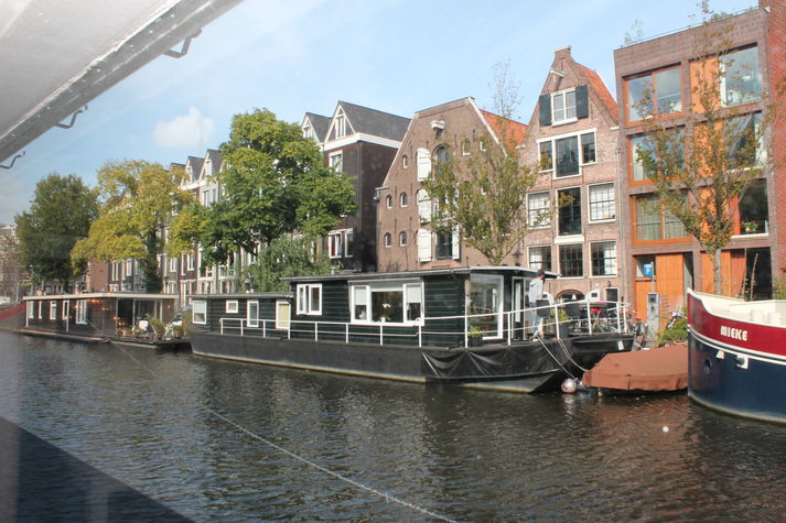 Brouwersgracht
The Jordaan feels like a village within a big city. This also is an alternative entertainment center with plenty of small cafes, coffeshops and restaurants, a guarantee for a great evening!