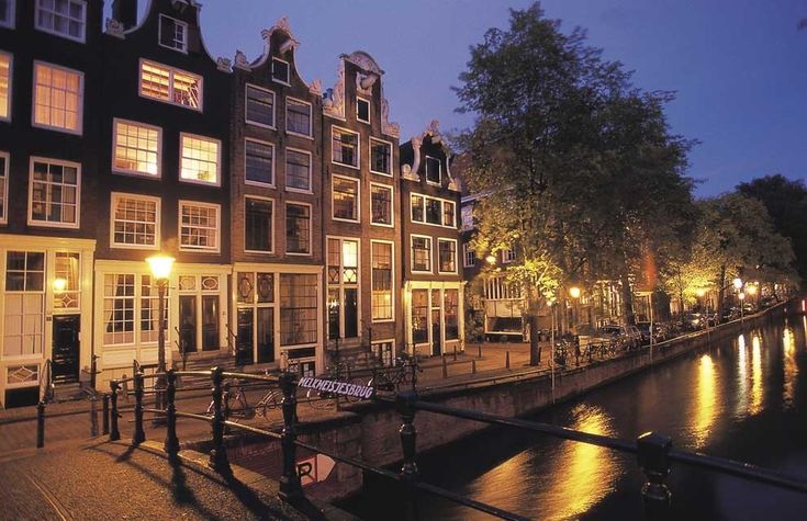 Brouwersgracht by night
And especially early in the morning or evening a serenitty.com hangs over the canals. .