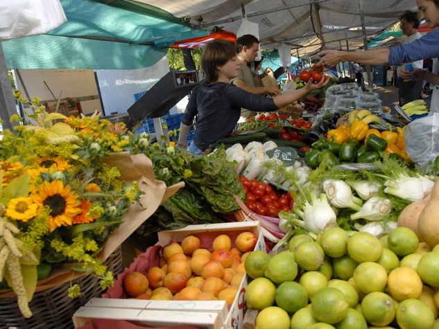 Markets around the corner
New inhabitants of the Jordaan, together with the people that stayed behind from the early days, make this neighborhood a pleasant place with a mixture of all kinds of styles and activities