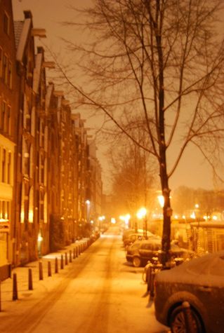 Brouwersgracht with snow in the evering