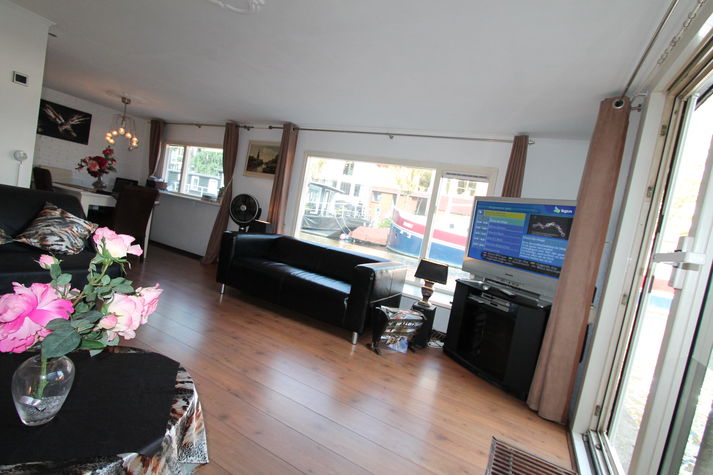 Livingroom
With a Flatscreen Television DVD (and a lot of DVD's to watch)