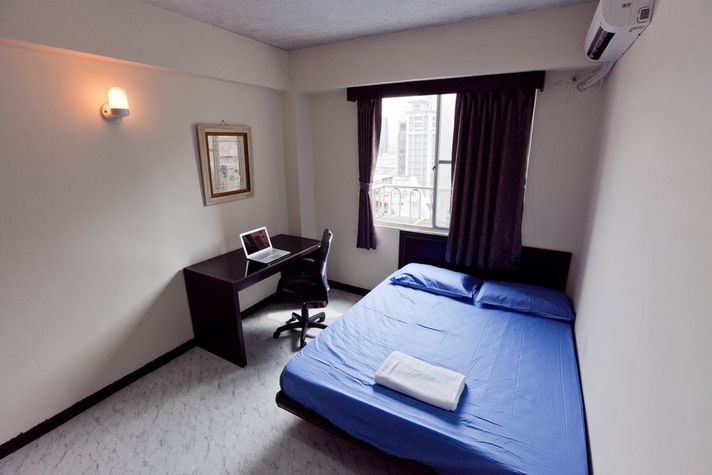 Second bedroom w/ double-sized bed
