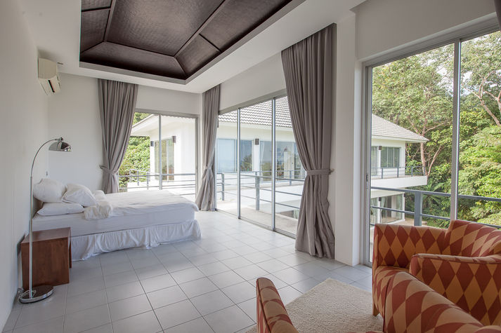 2nd Bedroom: Spacious upstairs bedroom with queen bed with ocean and pool views.