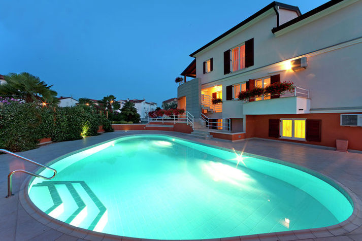 PoolOfHouse