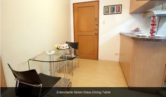 Extendable Glass Table for 4 People.