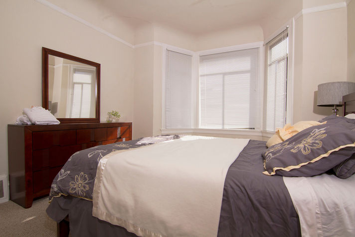 Large Bedroom, Queen Bed.