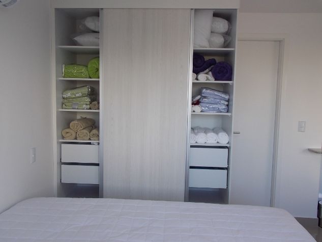 Armário Planejado com roupas de cama e banho