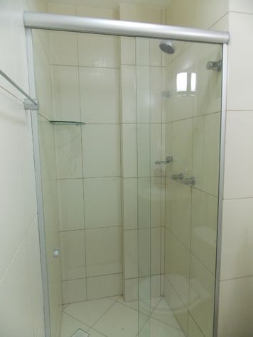 Banheiro com Box Blindex.