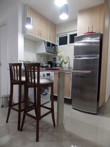 Cozinha com banquetas confortáveis