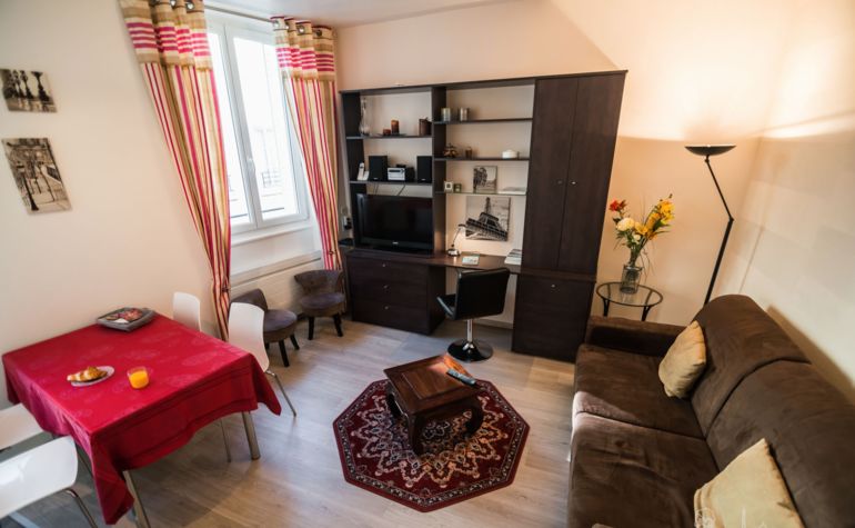 Paris Apartment Rental; Vacation in Paris
Rent and relax in the dreamy Bonjour Apartment! #ParisApartmentRentals #VacationinParis