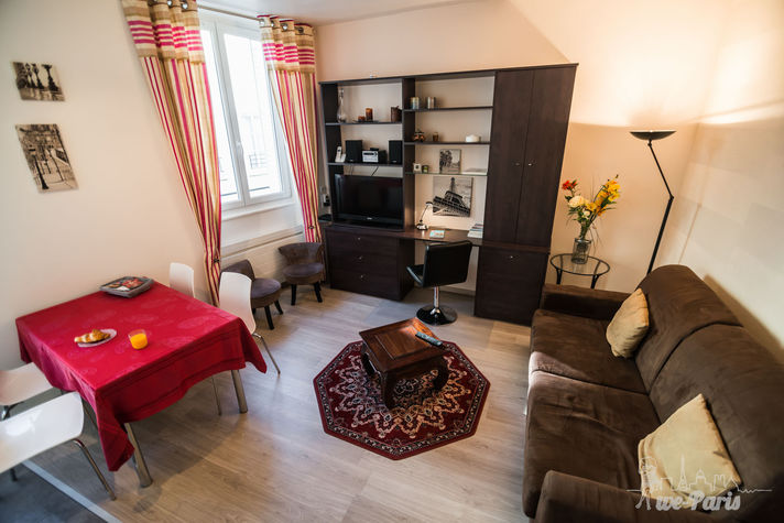 Paris Apartment Rental; Vacation in Paris
Rent and relax in the dreamy Bonjour Apartment! #ParisApartmentRentals #VacationinParis