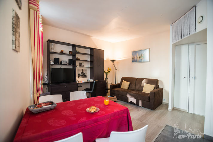 Paris Apartment Rental; Vacation in Paris
Rent and relax in the dreamy Bonjour Apartment! #ParisApartmentRentals #VacationinParis