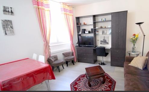 Paris Apartment Rental; Vacation in Paris
Rent and relax in the dreamy Bonjour Apartment! #ParisApartmentRentals #VacationinParis