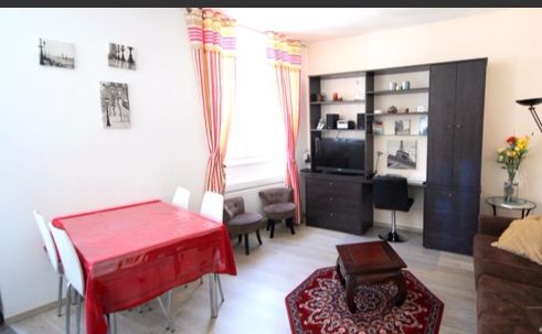 Paris Apartment Rental; Vacation in Paris
Rent and relax in the dreamy Bonjour Apartment! #ParisApartmentRentals #VacationinParis