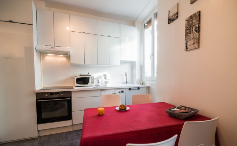 Paris Apartment Rental; Vacation in Paris
Rent and relax in the dreamy Bonjour Apartment! #ParisApartmentRentals #VacationinParis