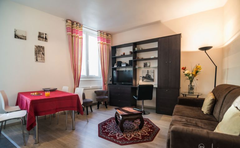 Paris Apartment Rental; Vacation in Paris
Rent and relax in the dreamy Bonjour Apartment! #ParisApartmentRentals #VacationinParis