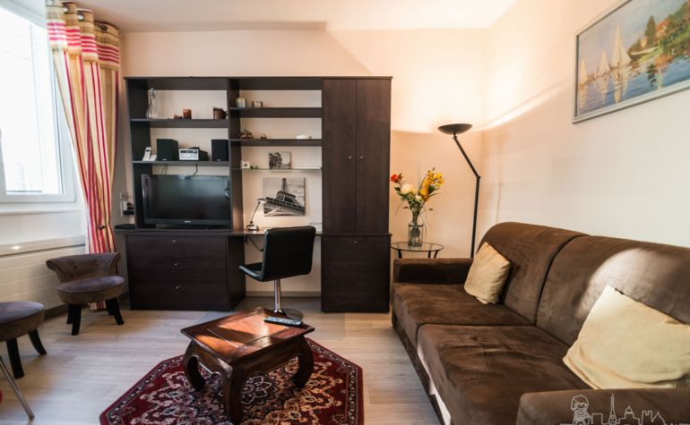 Paris Apartment Rental; Vacation in Paris
Rent and relax in the dreamy Bonjour Apartment! #ParisApartmentRentals #VacationinParis