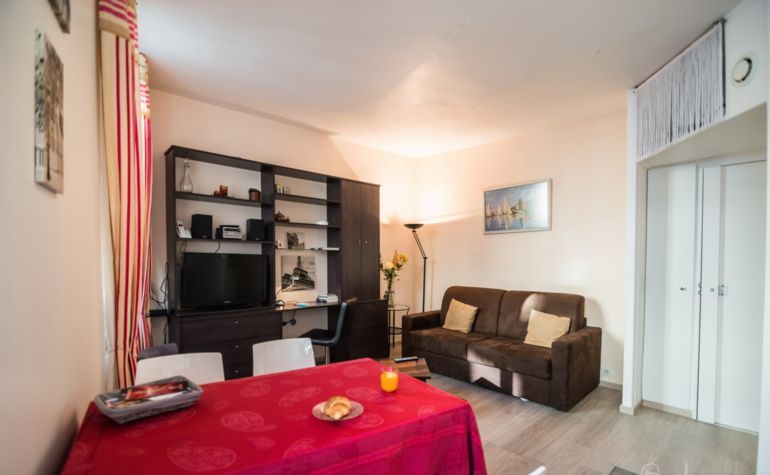 Paris Apartment Rental; Vacation in Paris
Rent and relax in the dreamy Bonjour Apartment! #ParisApartmentRentals #VacationinParis