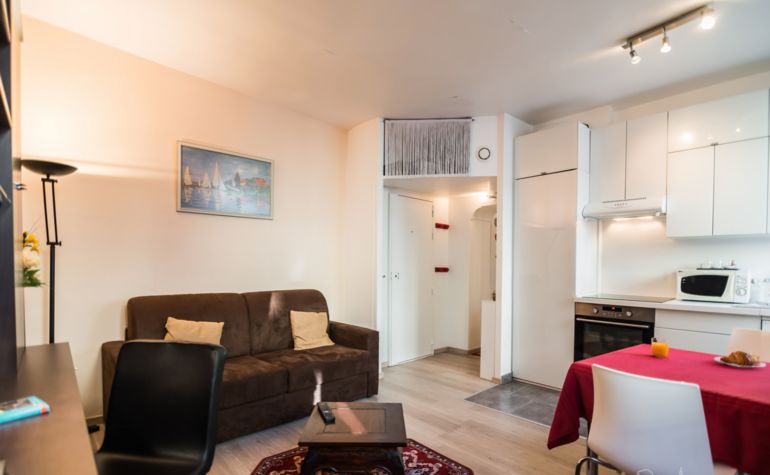 Paris Apartment Rental; Vacation in Paris
Rent and relax in the dreamy Bonjour Apartment! #ParisApartmentRentals #VacationinParis