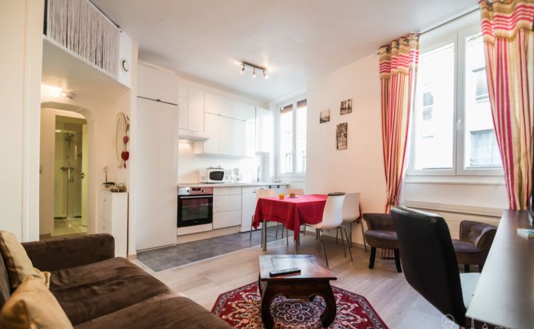 Paris Apartment Rental; Vacation in Paris
Rent and relax in the dreamy Bonjour Apartment! #ParisApartmentRentals #VacationinParis