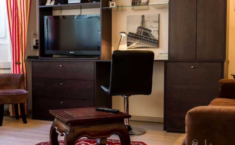 Paris Apartment Rental; Vacation in Paris
Rent and relax in the dreamy Bonjour Apartment! #ParisApartmentRentals #VacationinParis