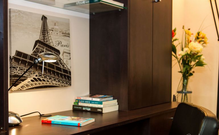 Paris Apartment Rental; Vacation in Paris
Rent and relax in the dreamy Bonjour Apartment! #ParisApartmentRentals #VacationinParis