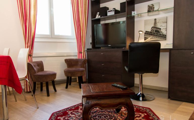 Paris Apartment Rental; Vacation in Paris
Rent and relax in the dreamy Bonjour Apartment! #ParisApartmentRentals #VacationinParis
