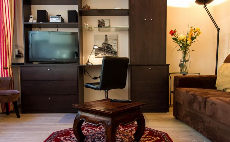 Paris Apartment Rental; Vacation in Paris
Rent and relax in the dreamy Bonjour Apartment! #ParisApartmentRentals #VacationinParis