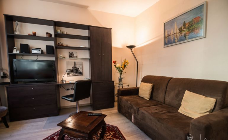 Paris Apartment Rental; Vacation in Paris
Rent and relax in the dreamy Bonjour Apartment! #ParisApartmentRentals #VacationinParis