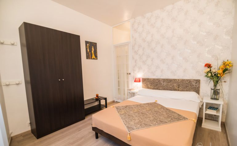 Paris Apartment Rental; Vacation in Paris
Rent and relax in the dreamy Bonjour Apartment! #ParisApartmentRentals #VacationinParis