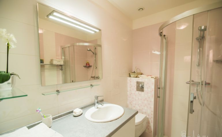 Paris Apartment Rental; Vacation in Paris
Rent and relax in the dreamy Bonjour Apartment! #ParisApartmentRentals #VacationinParis