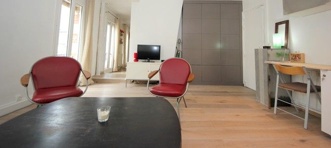 Paris Apartment Rental, Vacation in Paris
Bright and comfortable living room with a nice view of the street. #ParisApartmentRentals
