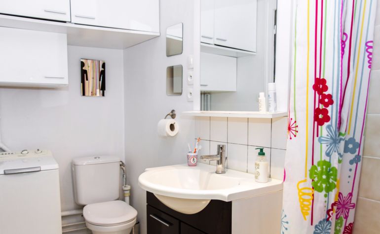 Paris Apartment Rental, Vacation in Paris
This bathroom comes complete with: bath/shower, sink, mirror, toilet and washing machine.