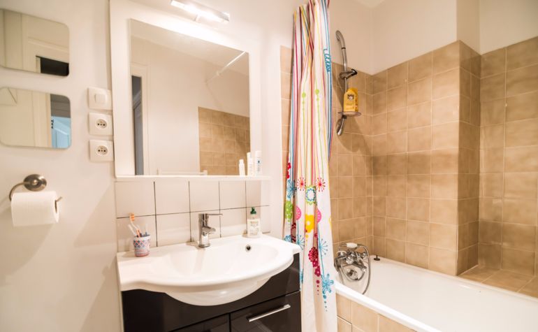 Paris Apartment Rental, Vacation in Paris
This bathroom comes complete with: bath/shower, sink, mirror, toilet and washing machine.