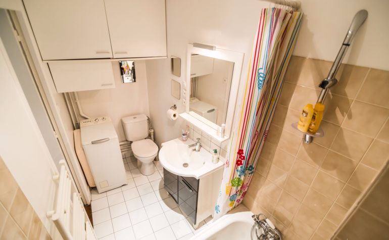 Paris Apartment Rental, Vacation in Paris
This bathroom comes complete with: bath/shower, sink, mirror, toilet and washing machine.