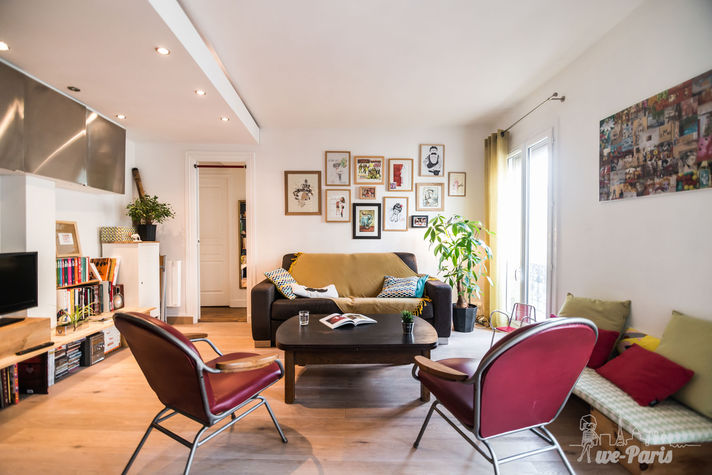 Paris Apartment Rental, Vacation in Paris
Bright and comfortable living room with a nice view of the street. #ParisApartmentRentals