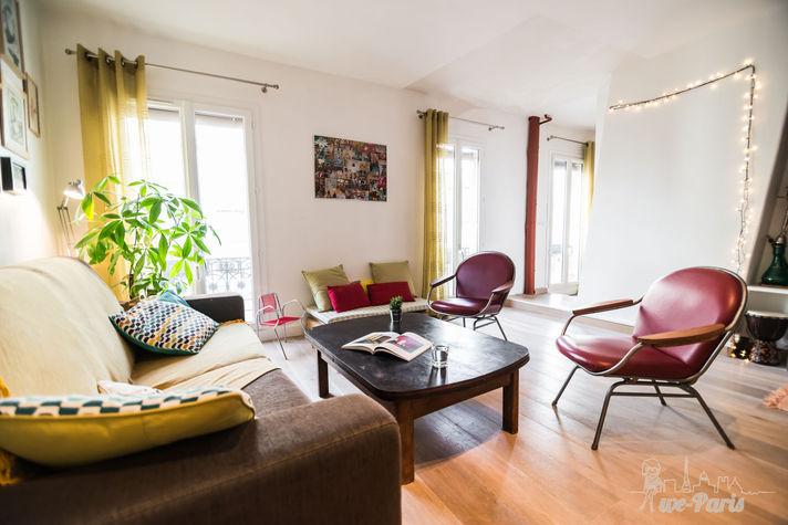 Paris Apartment Rental, Vacation in Paris
Bright and comfortable living room with a nice view of the street. #ParisApartmentRentals